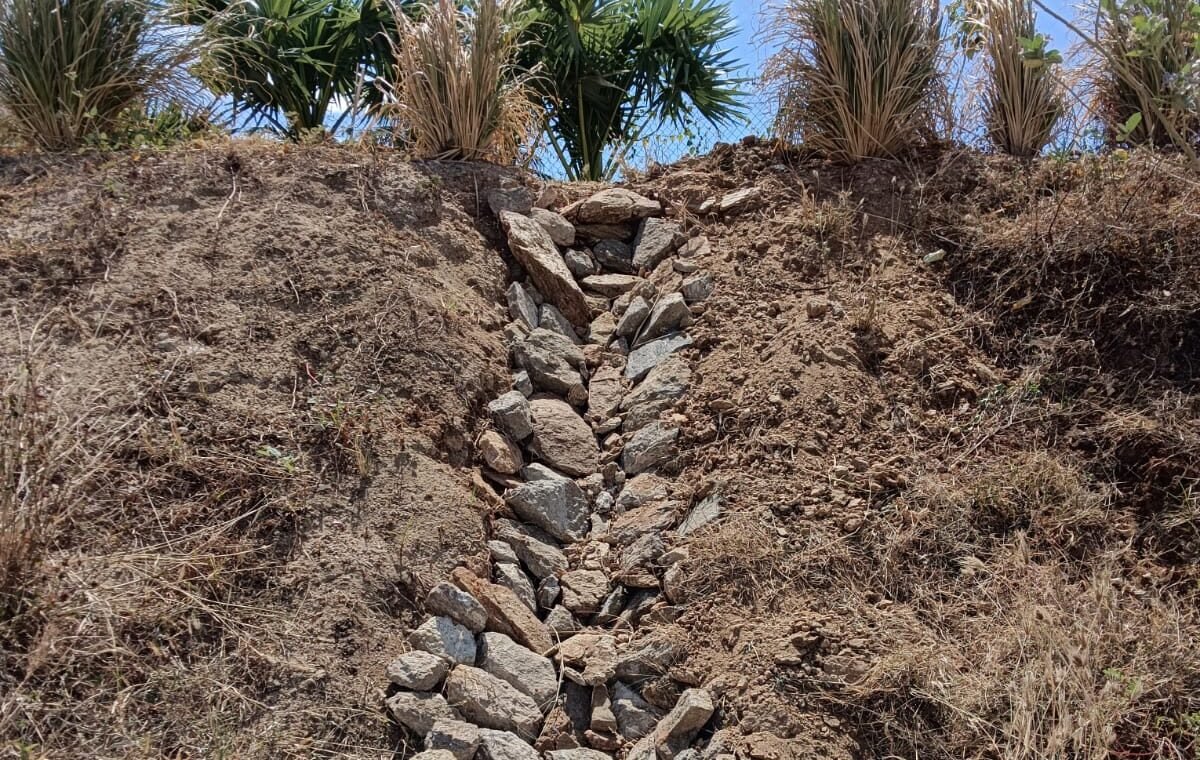 Stone-Based Water-Draining Bunds in Sri Vettai Perumal Temple Kanmai