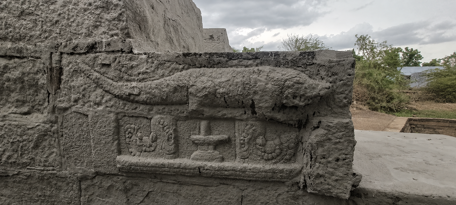 Centuries-old Madai at Pudhukkulam Kanmai bears intricate stone carvings